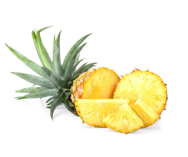 Ananas in Scheiben geschnitten Ananas isoliert auf weißem Hintergrund