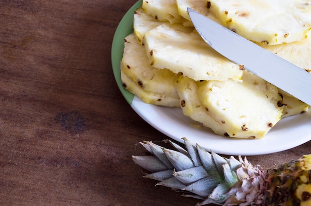 Ananas in Scheiben geschnitten auf einem Teller