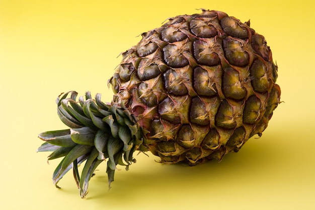 Ananas isoliert auf gelb