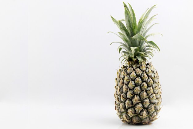 Ananas, isoliert auf weiss