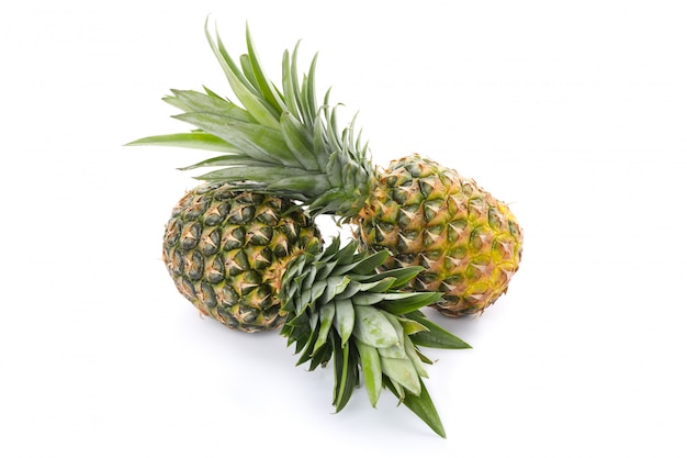 Ananas isoliert auf weiß