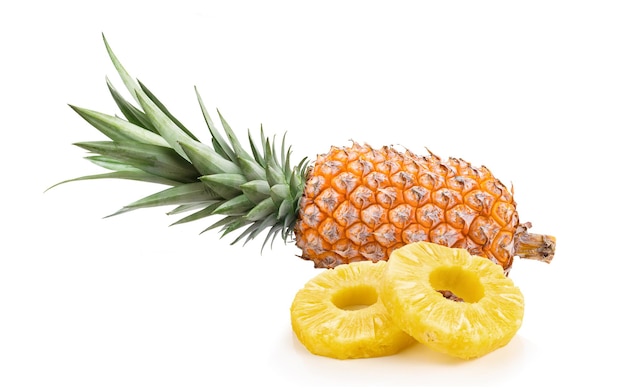 Ananas isoliert auf weißem Hintergrund