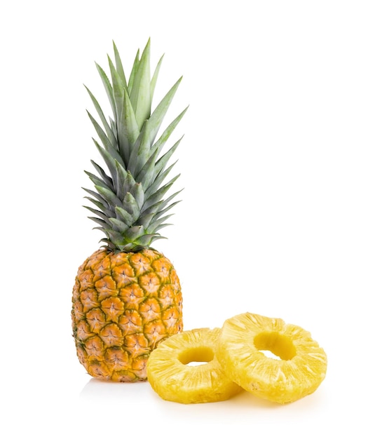 Ananas isoliert auf weißem Hintergrund