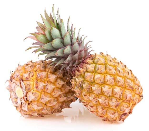 Foto ananas isoliert auf weißem hintergrund