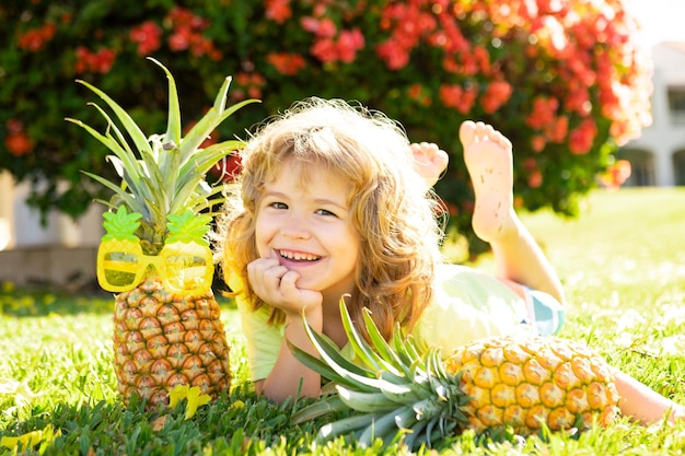 Ananas-Junge und Ananas in den Sommerferien