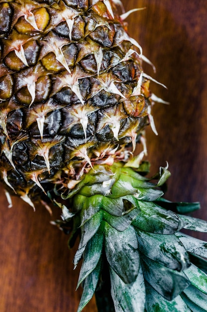 Foto ananas liegt auf holztisch