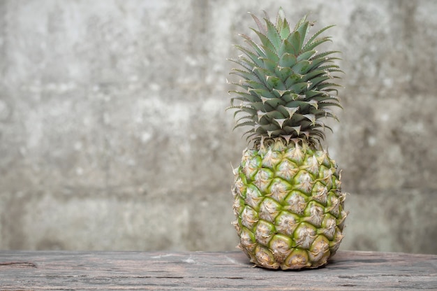 Ananas mit altem brickwall Hintergrund