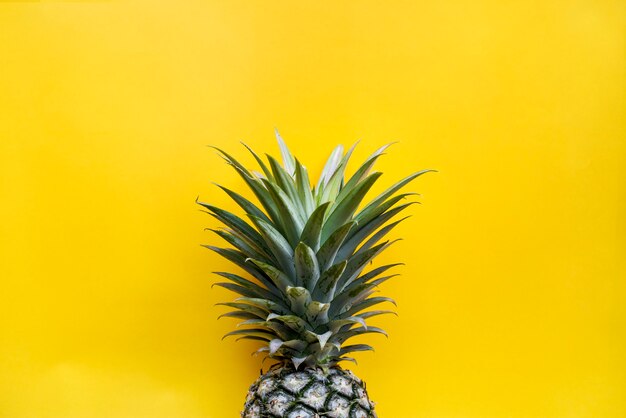 Ananas mit gelbem Hintergrund