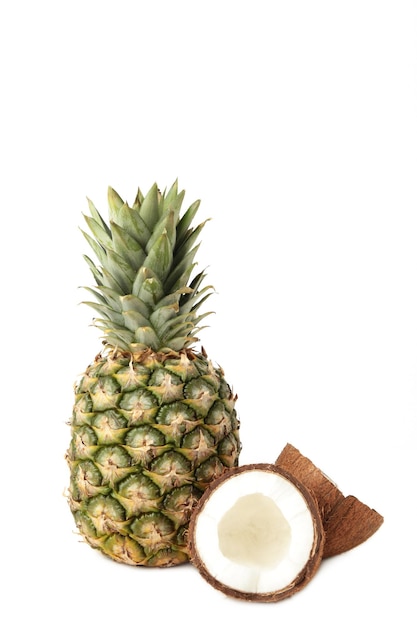 Ananas mit Kokosnuss auf weißem Hintergrund Tropische Früchte
