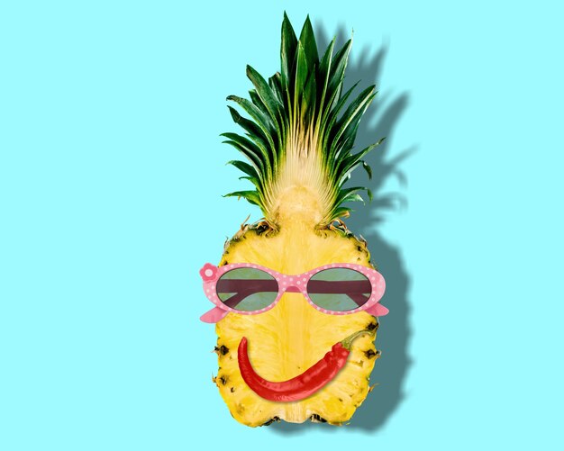 Ananas mit Sonnenbrille - Sommerurlaub Urlaub gesundes Konzept essen