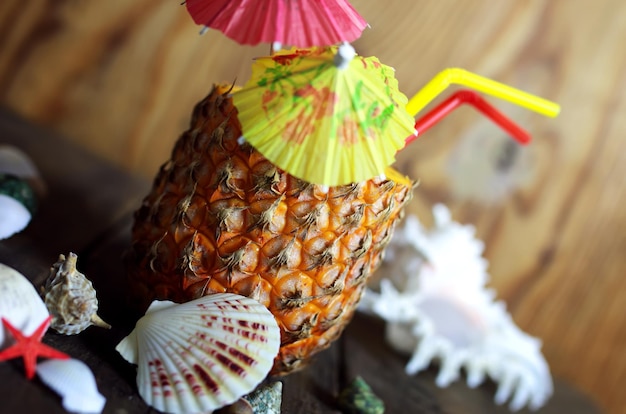 Ananas mit Stroh-Holz-Hintergrund