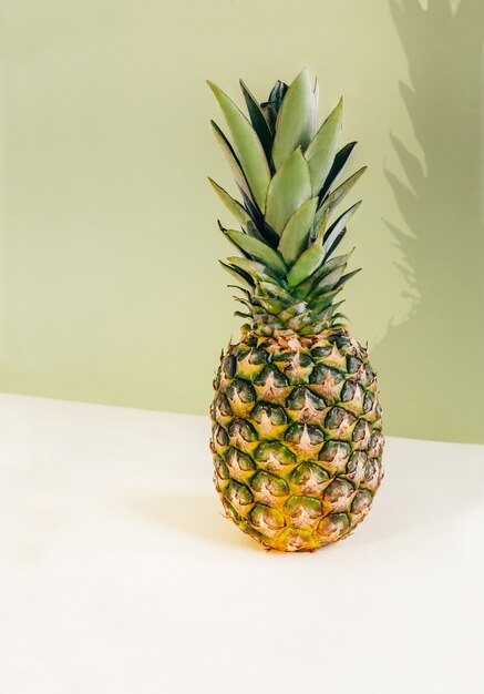 Ananas Nahaufnahme auf einer gelbgrünen Oberfläche