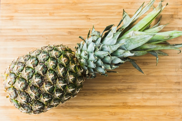 Ananas Nahaufnahme auf hölzernen Hintergrund