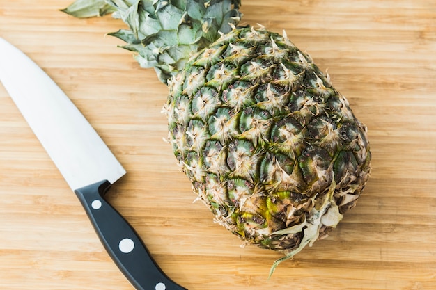 Ananas Nahaufnahme auf hölzernen Hintergrund