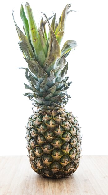 Ananas Nahaufnahme auf hölzernen Hintergrund