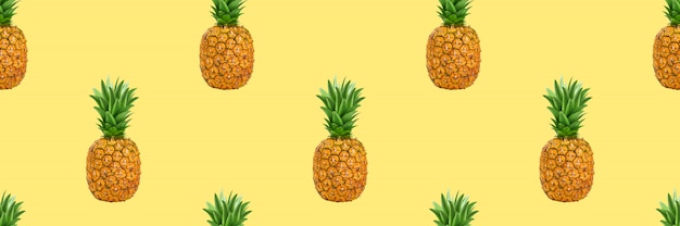 Ananas, nahtloses Muster der Sommerananas auf gelbem Hintergrund