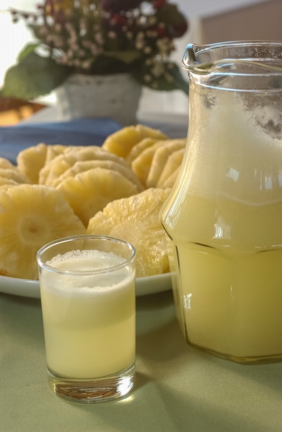 Ananas. Saft und geschnittenes Obst auf dem Tisch.