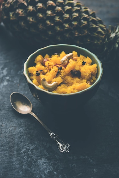 Ananas Sheera oder Halwa auch bekannt als Ananas Keshri Shira. Beliebtes Rezept für südindische Desserts. selektiver Fokus