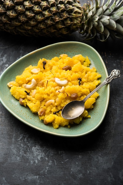 Ananas Sheera oder Halwa auch bekannt als Ananas Keshri Shira. Beliebtes Rezept für südindische Desserts. selektiver Fokus