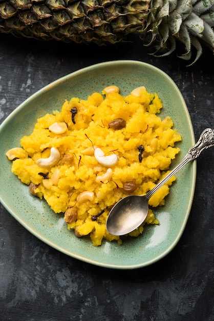 Ananas Sheera oder Halwa auch bekannt als Ananas Keshri Shira. Beliebtes Rezept für südindische Desserts. selektiver Fokus