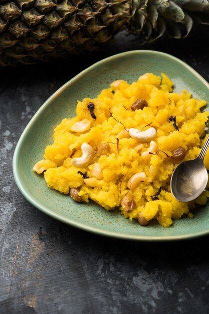 Ananas Sheera oder Halwa auch bekannt als Ananas Keshri Shira. Beliebtes Rezept für südindische Desserts. selektiver Fokus