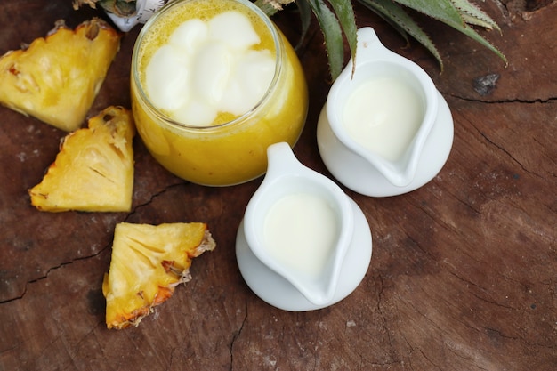 Ananas-Smoothies mit Joghurt