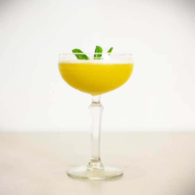 Foto ananas-tonic-cocktail aus gin-honigtau-sirup limettensaft holunderblüten- und ananassaft a