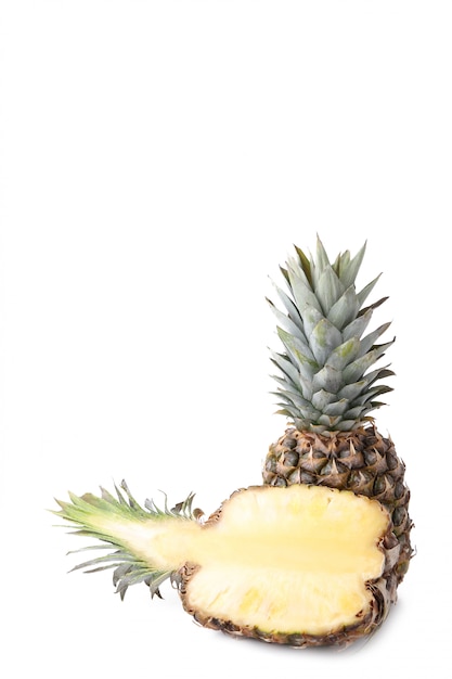 Ananas und Hälfte des Ananasisolats auf einem Weiß