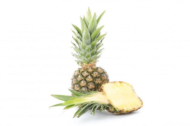 Ananas und Hälfte lokalisiert auf weißem Hintergrund