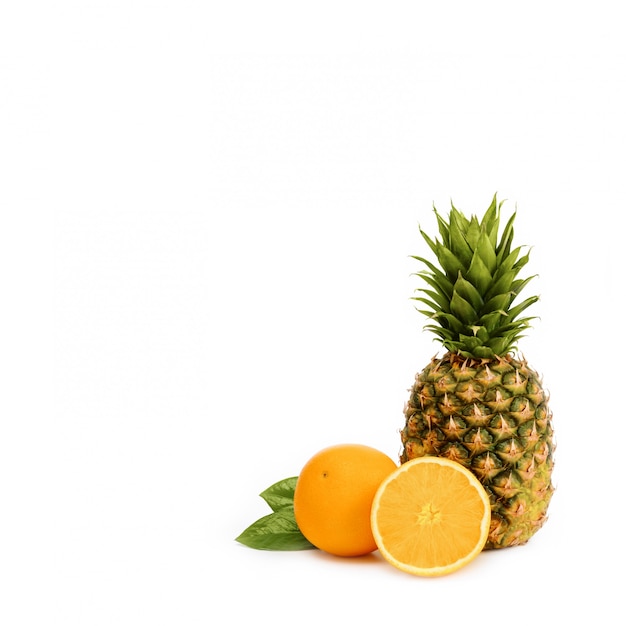 Ananas und Orange isoliert