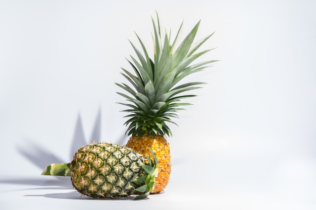 Ananas weißen Hintergrund