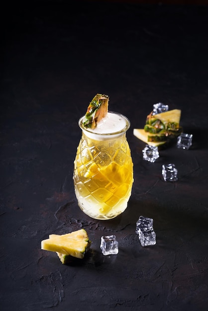 Ananascocktail mit Fruchtfleisch in einem Glas auf Holzhintergrund Selektiver Fokus