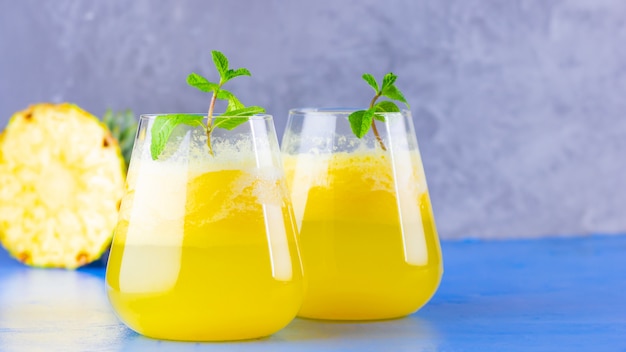 Ananassaft. Ananas-Smoothie mit frischer Ananas. Sommergetränk