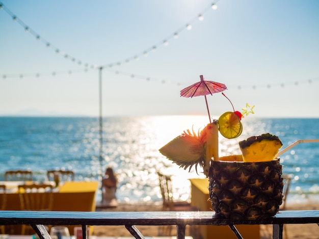 Ananassaftcocktail in Strandnähe im Sommer