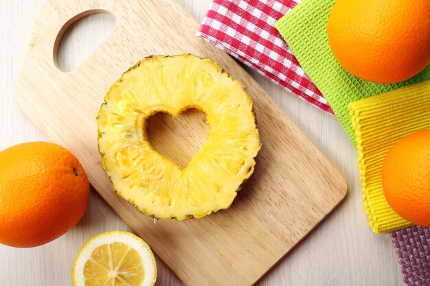 Ananasscheibe mit Schnitt in Herzform auf Tisch hautnah