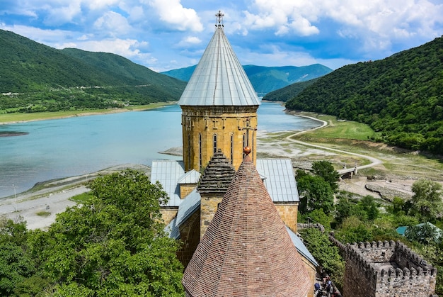 Ananuri Castle Complex am Fluss Aragvi in Georgia Georgia 2019 May