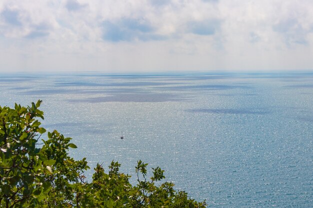 Anapa, Rusia - 11 de junio de 2021: Playa pedregosa de la costa del Mar Negro en la aldea de Bolshoy Utrish llena de gente en un día soleado de verano. Vista aérea.