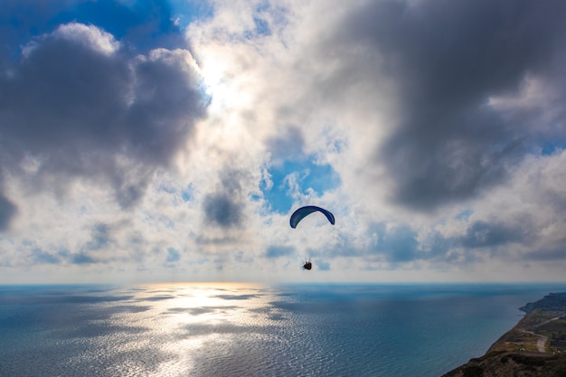 ANAPA, RUSIA hombre entrena con el parapente sobre el mar