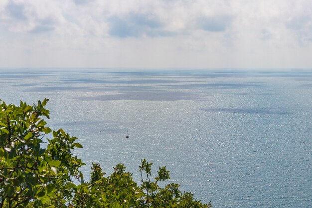 Anapa, Rússia - 11 de junho de 2021: Praia pedregosa da costa do Mar Negro na vila de Bolshoy Utrish cheia de pessoas num dia de verão ensolarado. Vista aérea.