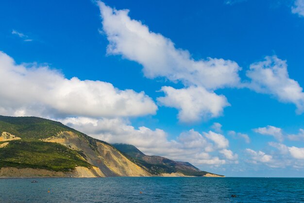 Anapa Russland 11. Juni 2021 steiniger Strand der Schwarzmeerküste in Bolschoi Utrish Village