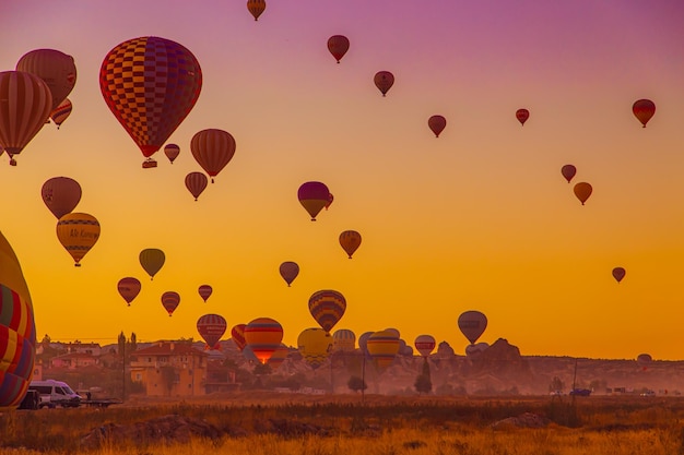 Anatolia central Goreme Turquía 21 de septiembre de 2018 Increíble amanecer sobre Capadocia Coloridos globos aerostáticos