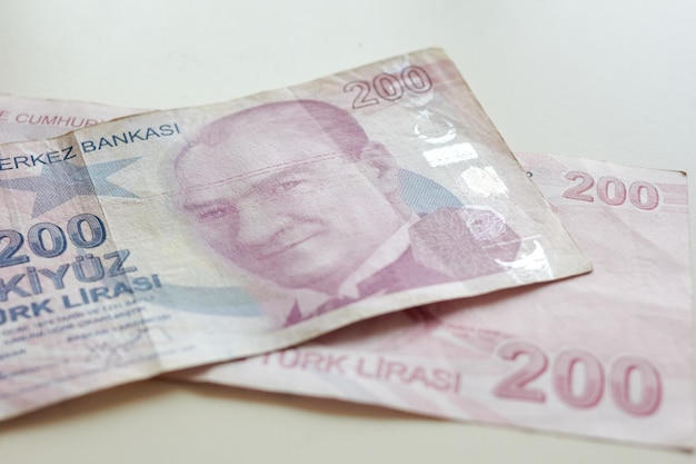 Foto ancara, turquia notas de lira turca de diferentes denominações sobre fundo branco