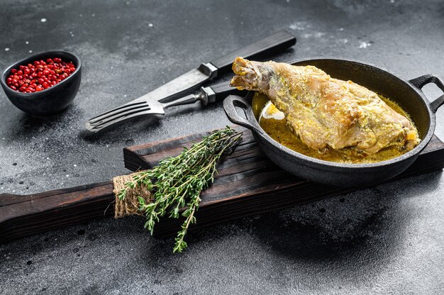 Ancas de liebre al horno en sartén con verduras guisadas.