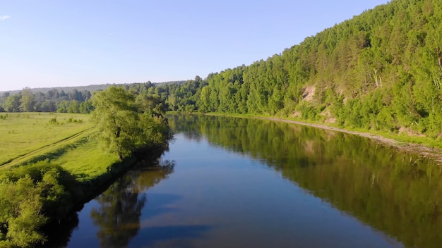 Ancho, río, bosque, alrededor, cielo azul, reflejo, en, agua colección de foto