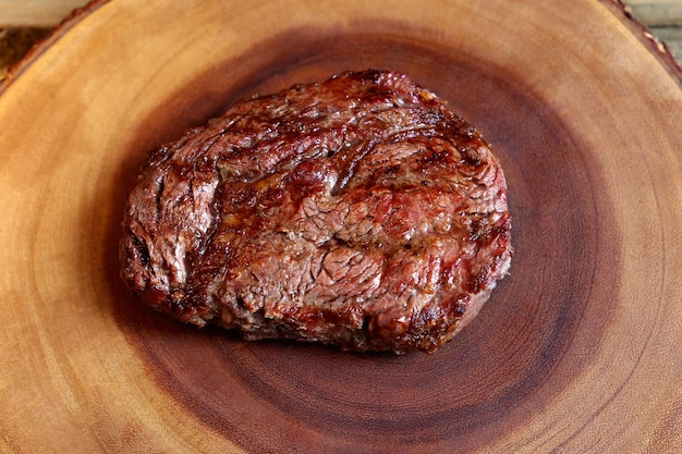 Ancho-Steak oder gegrilltes Rib Eye auf rustikalem Holzhintergrund Nahaufnahme Foto Draufsicht