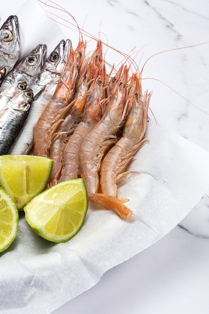 Anchoas, langostinos y merlán preparados para freír