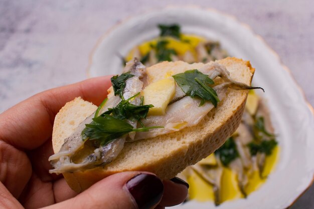 Anchoas marinadas en vinagre y aceite de oliva con perejil y ajo