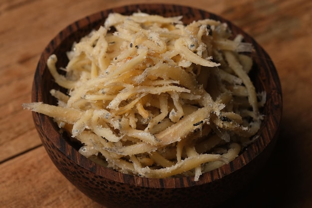 Las anchoas son pequeños peces forrajeros comunes de agua salada de la familia Engraulidae. Ikan Teri medan.