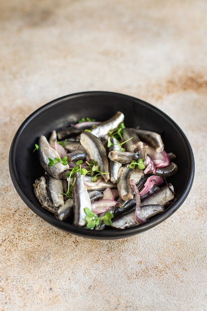 anchova peixe salgado marisco pequeno aperitivo de salada marinada de arenque