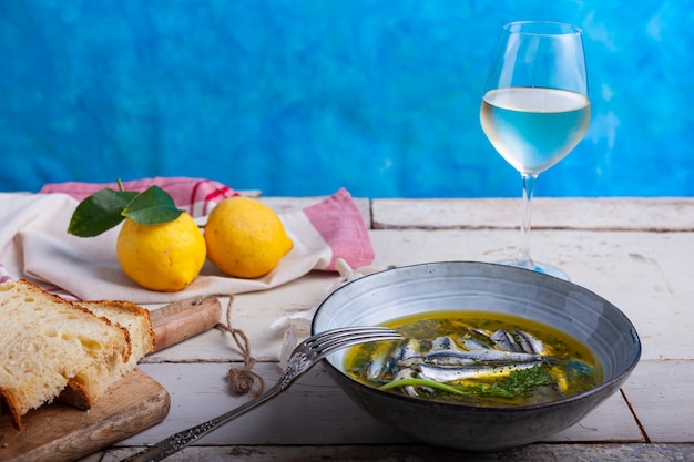 Foto anchovas marinadas em suco de limão com azeite de oliva, alho e salsa. comida tradicional mediterrânea de verão